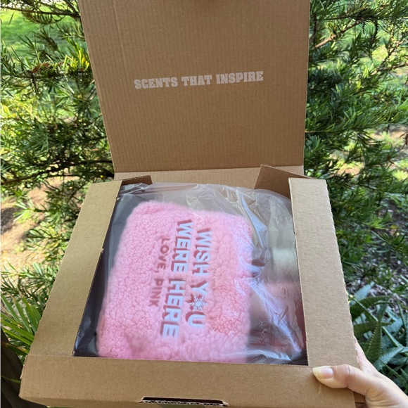 Pink by Victoria's Secret Warm & Cozy 4 piece Fleece Beauty Travel Bag 🆕 - Picture 7 of 8